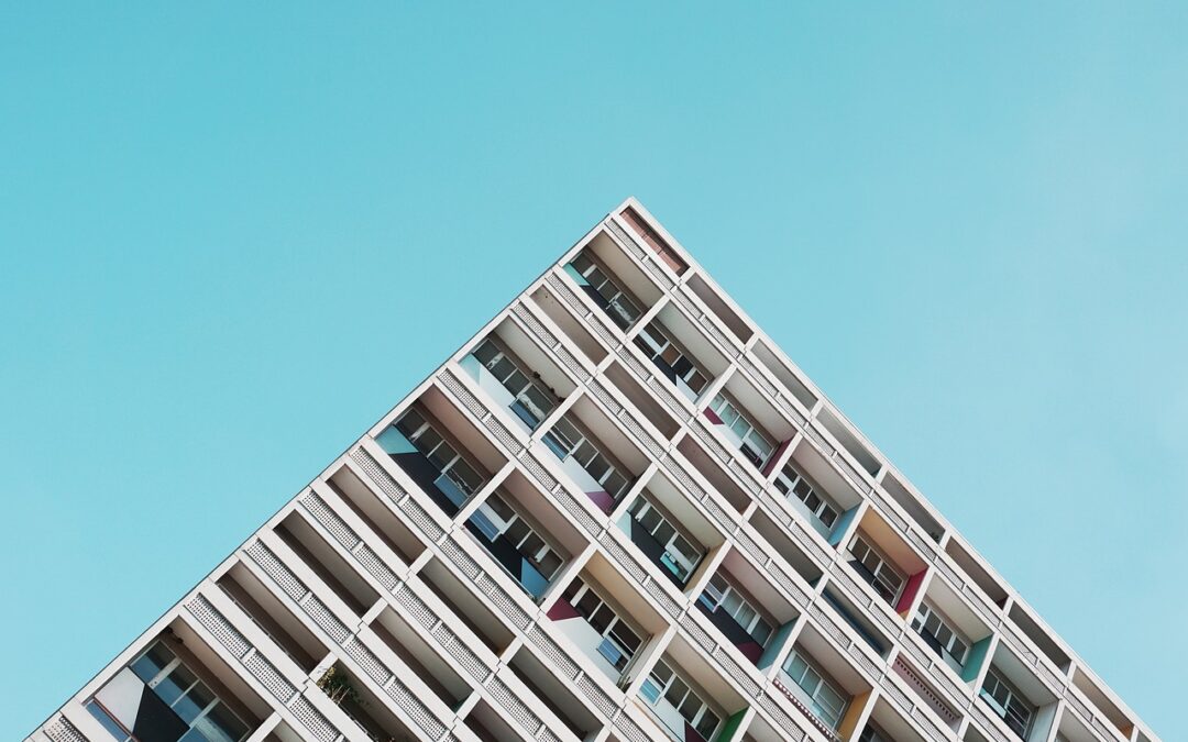 Comment créer une terrasse d’hôtel au design exclusif avec une pergola sur-mesure